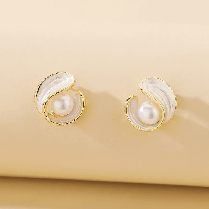 European and American Women Pearl Geometric Ear Studs Ins Special Interest Earrings Wholesale
European and American Women Pearl Geometric Ear Studs Ins Special Interest Earrings Wholesale