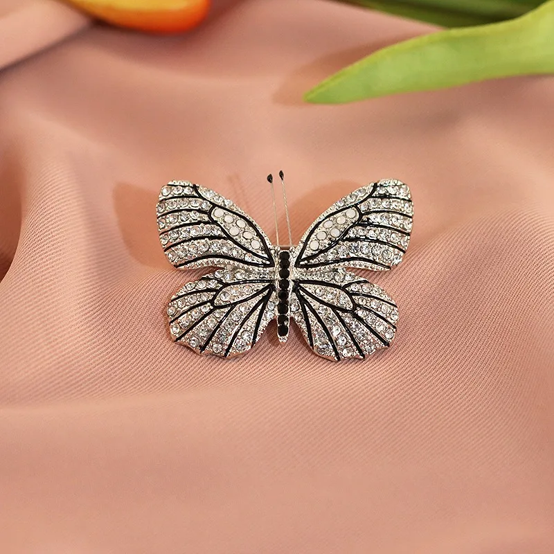 2023 Europe and The States Diamond Oil Butterfly Brooch Women's Clothing Suit Bag Metal Badge Brooch Pines Metálicos Значки Pins 
2023 Europe and The States Diamond Oil Butterfly Brooch Women's Clothing Suit Bag Metal Badge Brooch Pines Metálicos Значки Pins