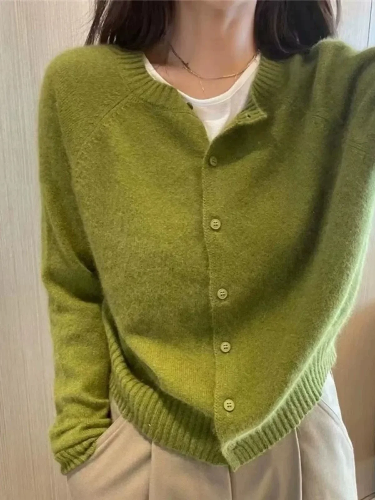 2023 autumn and winter new 100% wool round neck cardigan top women's new autumn cashmere sweater loose knit coat tide
2023 autumn and winter new 100% wool round neck cardigan top women's new autumn cashmere sweater loose knit coat tide