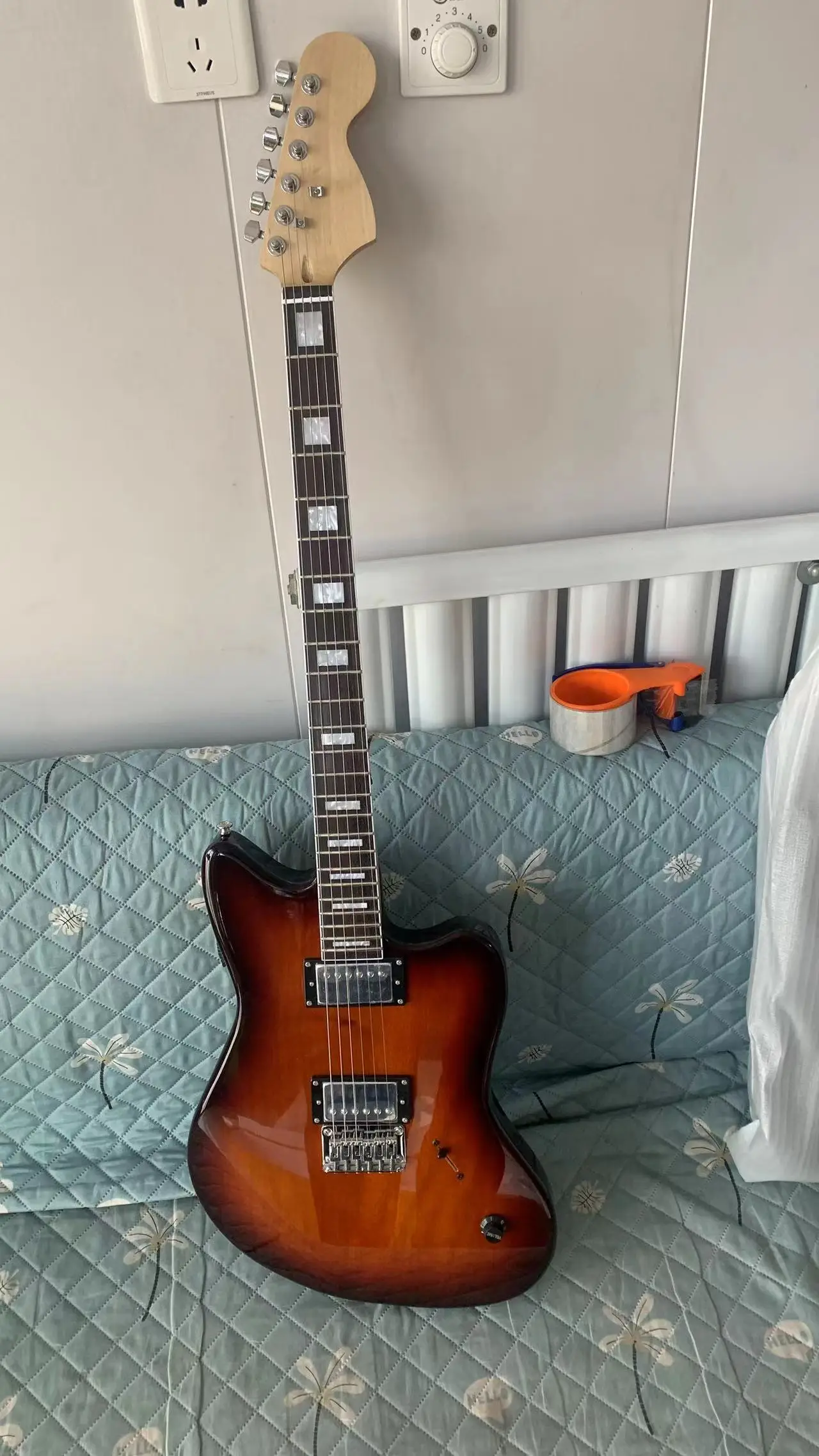 Customer custom new 6-string alto electric guitar, 27 "string length, gradual color body, free shipping
Customer custom new 6-string alto electric guitar, 27 "string length, gradual color body, free shipping