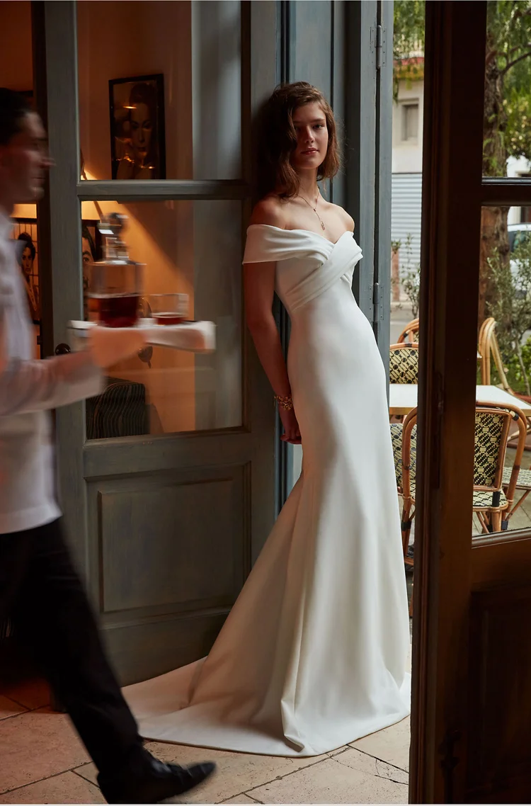Pure white long one word shoulder temperament trailing Europe and the United States contracted cold evening dress dress noble el
Pure white long one word shoulder temperament trailing Europe and the United States contracted cold evening dress dress noble el