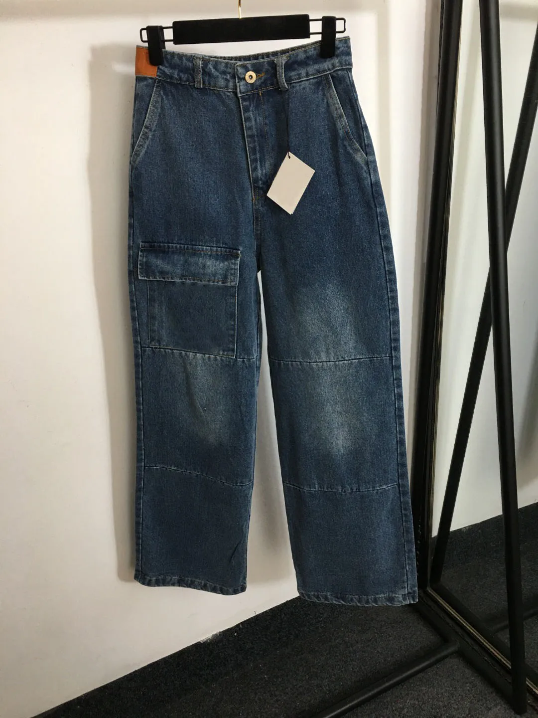 Hot New Women Autumn Leather Luxury Letters Long Style Jeans Street Fashion Blue Pants Ladies Clothing Commuting Casual Trousers
Hot New Women Autumn Leather Luxury Letters Long Style Jeans Street Fashion Blue Pants Ladies Clothing Commuting Casual Trousers