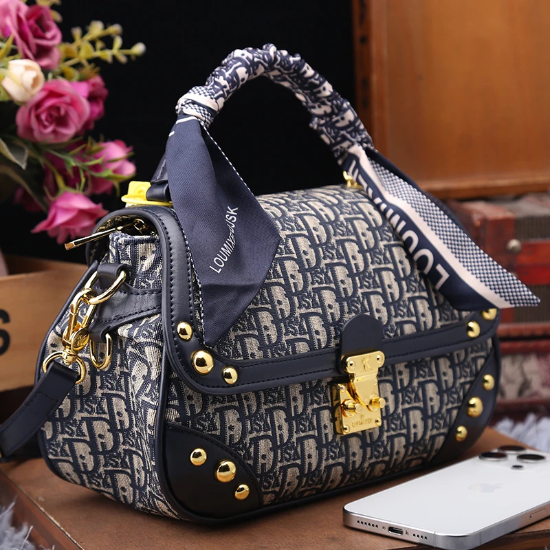 2024 Famous Designer Embroidery Chain Shoulder Messenger Bags Fashion Women Purse And Handbags High Quality Small Square Bags
2024 Famous Designer Embroidery Chain Shoulder Messenger Bags Fashion Women Purse And Handbags High Quality Small Square Bags