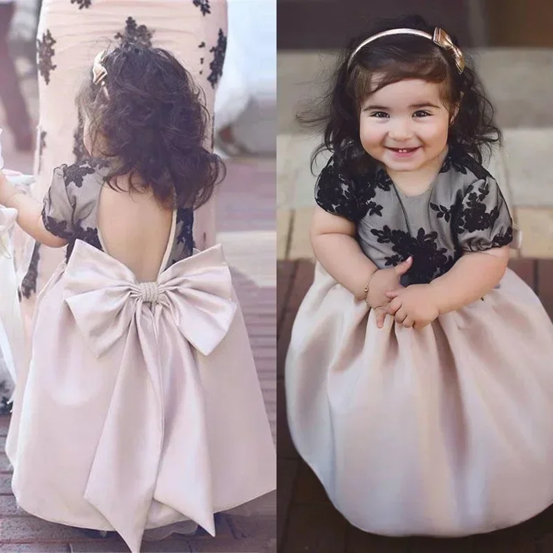 

Lovely Lace Satin Flower Girls Dress Short Sleeve Backless Bow Baby Girl Birthday Wedding Princess Party First Communion Gown