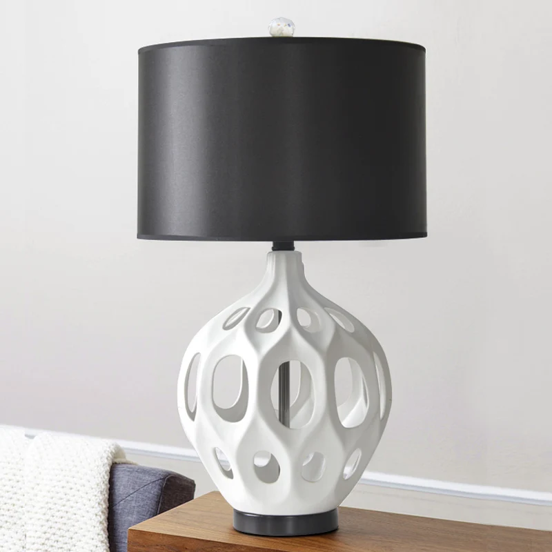 Creative ceramic table lamp, American modern minimalist living room, bedroom, bedside lamp, personalized decorative table lamp
Creative ceramic table lamp, American modern minimalist living room, bedroom, bedside lamp, personalized decorative table lamp