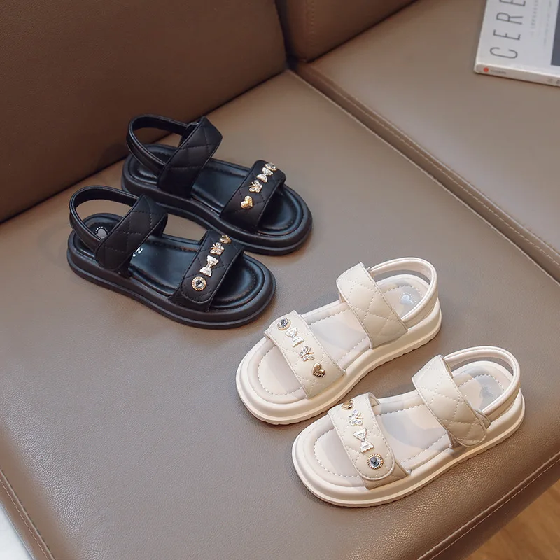 Girls Sandals 2023 Summer Children's Soft Soled Beach Shoes Metal Accessories Thick Soled Kids Flats Princess Open-toed Sandals
Girls Sandals 2023 Summer Children's Soft Soled Beach Shoes Metal Accessories Thick Soled Kids Flats Princess Open-toed Sandals