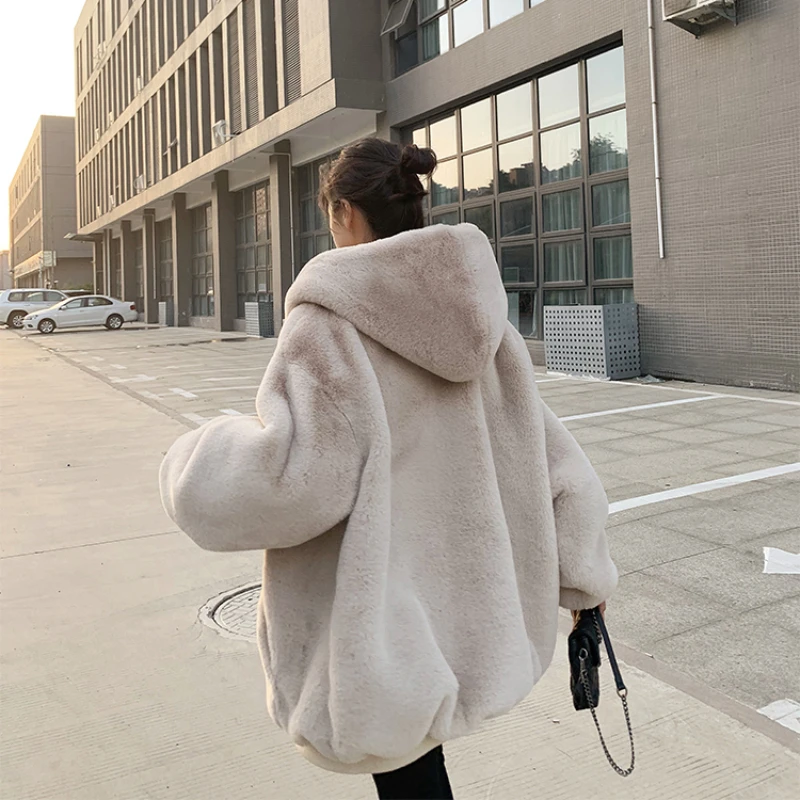 2023 Winter New Women Faux Fur Coat Mid Length Version Loose Outwear Thicken Warm Hooded Outcoat Fashion Casual Parkas
2023 Winter New Women Faux Fur Coat Mid Length Version Loose Outwear Thicken Warm Hooded Outcoat Fashion Casual Parkas