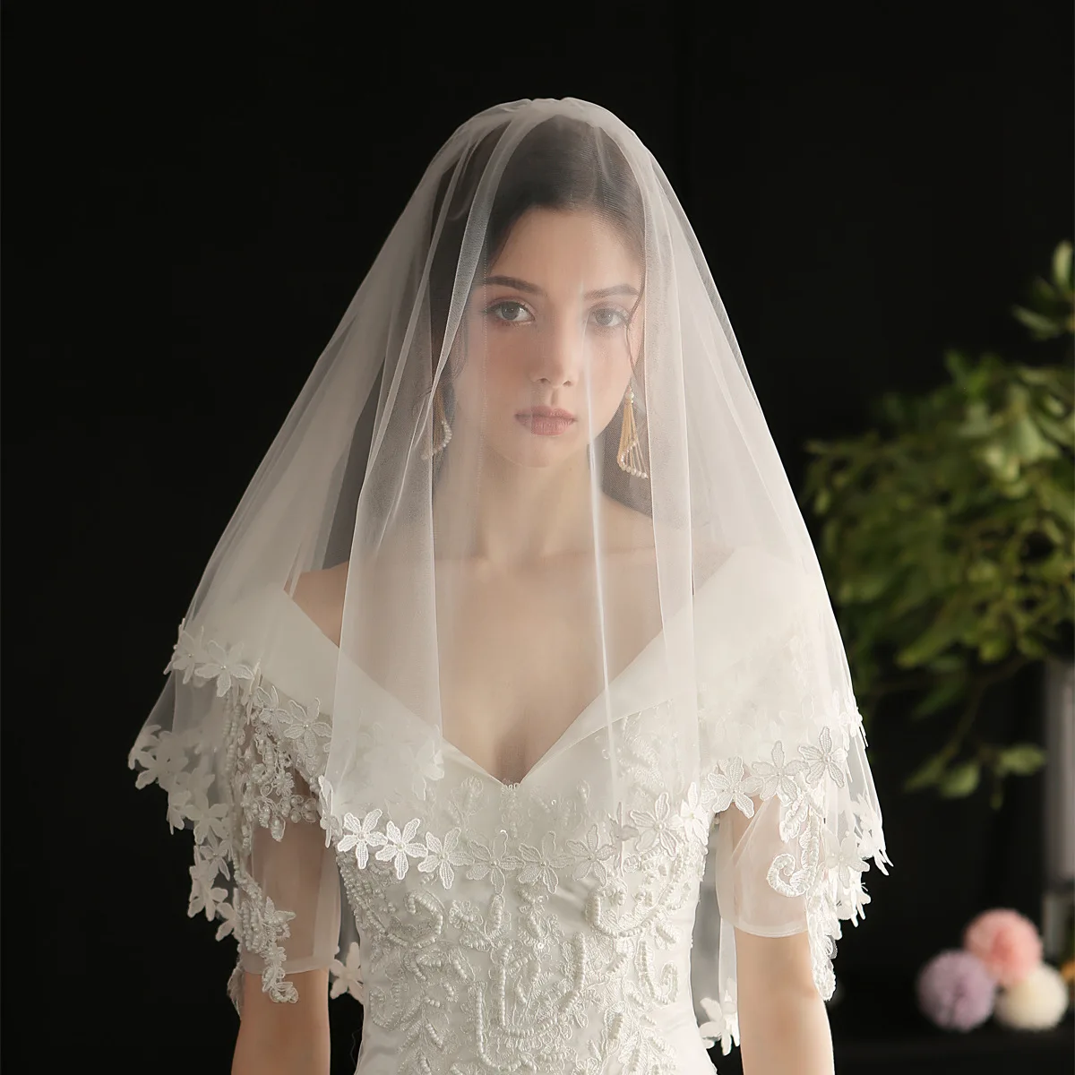 

Elegant Short Lace Edge Wedding Veils for Brides Multi Tiered Tulle Blusher Veil with Comb Bridal Hair Accessories for Girls