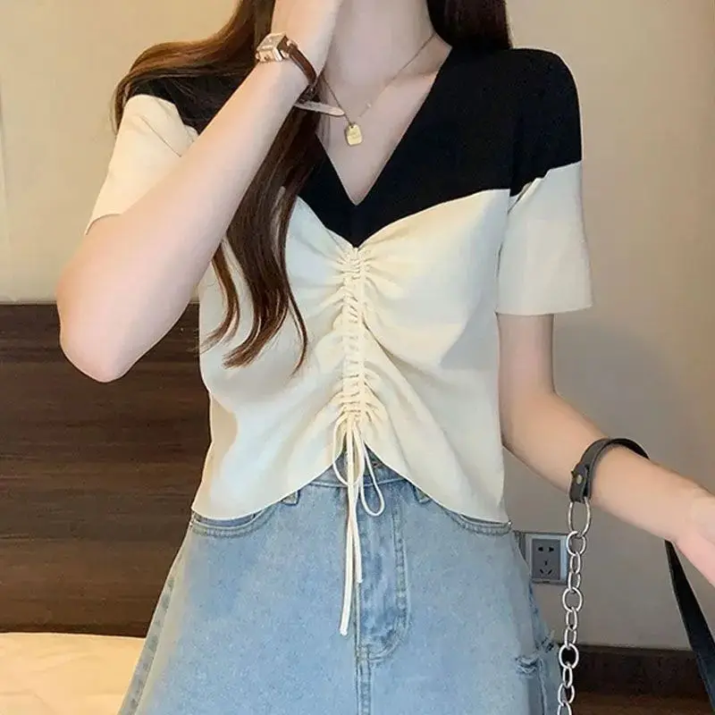 2024 Retro Hong Kong Style Contrasting V-neck Short-sleeved T-shirt for Women, Drawstring Slimming Top
2024 Retro Hong Kong Style Contrasting V-neck Short-sleeved T-shirt for Women, Drawstring Slimming Top