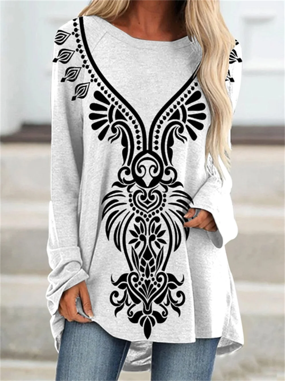 Spring and autumn new hot-selling 3D pattern printing dynamic and dazzling women's long-sleeved butt-covering loose large
Spring and autumn new hot-selling 3D pattern printing dynamic and dazzling women's long-sleeved butt-covering loose large