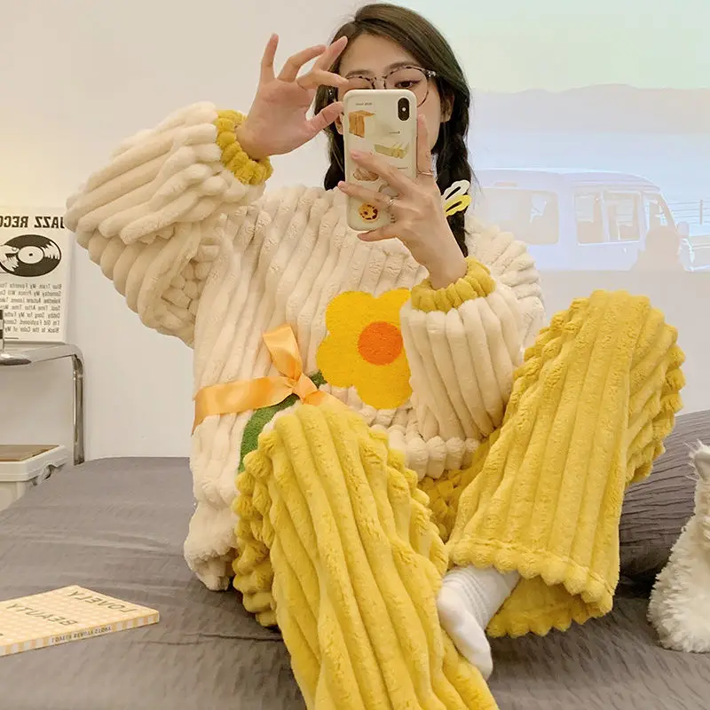 Coral velvet pajamas for women in autumn and winter new sweet and fattened oversized 100KG home clothing set
Coral velvet pajamas for women in autumn and winter new sweet and fattened oversized 100KG home clothing set