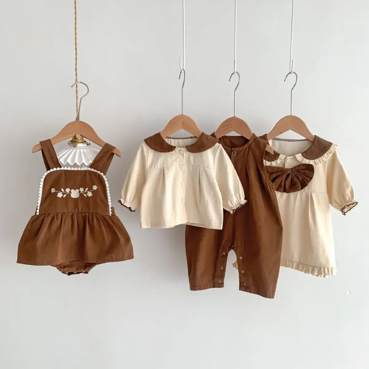 Spring Autumn Baby Clothing Set Korean Children's Wear New Boys Girls Baby Elastic Top+Pants Two Piece Set Sweet Bow Lapel Skirt
Spring Autumn Baby Clothing Set Korean Children's Wear New Boys Girls Baby Elastic Top+Pants Two Piece Set Sweet Bow Lapel Skirt