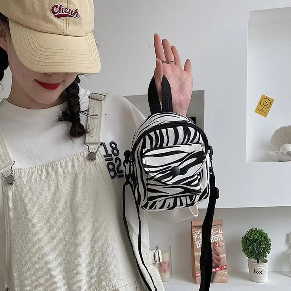 Nylon Cow Pattern Crossbody Bag Animal Pattern Niche Design Small Phone Bag Korean Style Solid Color Shoulder Bag Cosmetic Bag
Nylon Cow Pattern Crossbody Bag Animal Pattern Niche Design Small Phone Bag Korean Style Solid Color Shoulder Bag Cosmetic Bag
