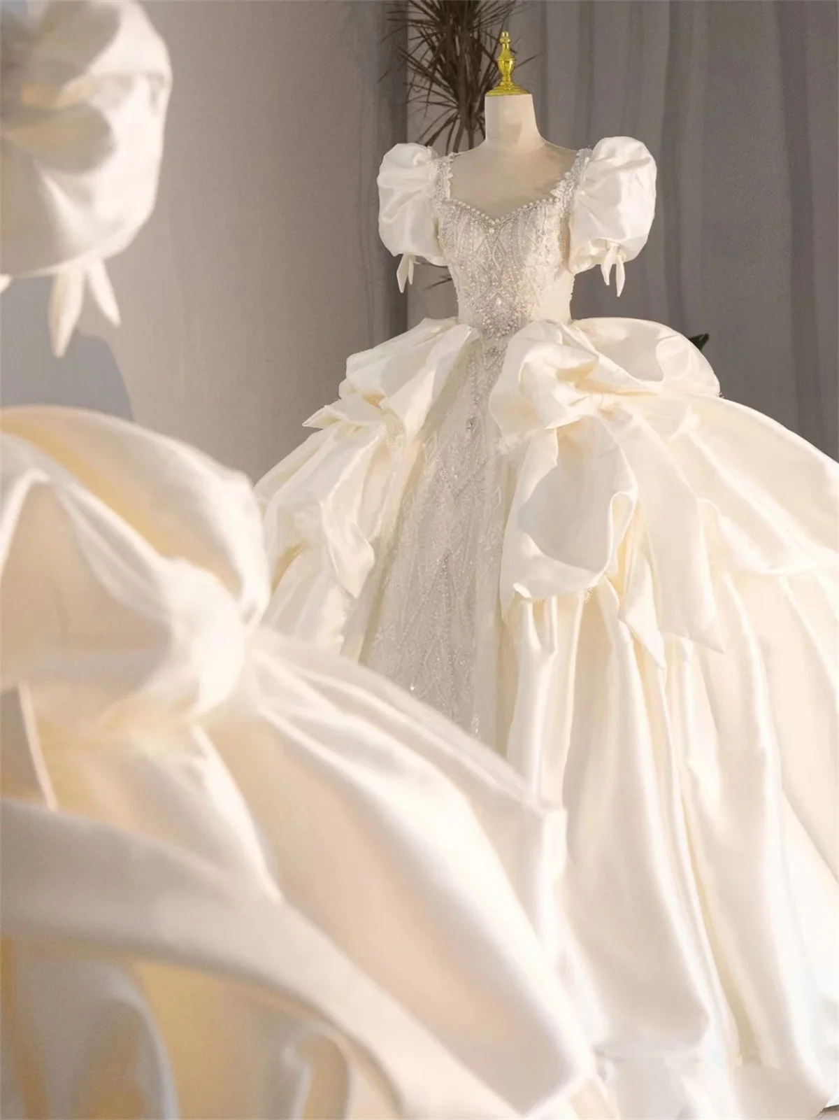 White Sweetheart Princess Style Wedding Dresses Beaded Embroidery Bow Bridal Gowns Puff Sleeve Court Tiered Trail 2024 New 
White Sweetheart Princess Style Wedding Dresses Beaded Embroidery Bow Bridal Gowns Puff Sleeve Court Tiered Trail 2024 New