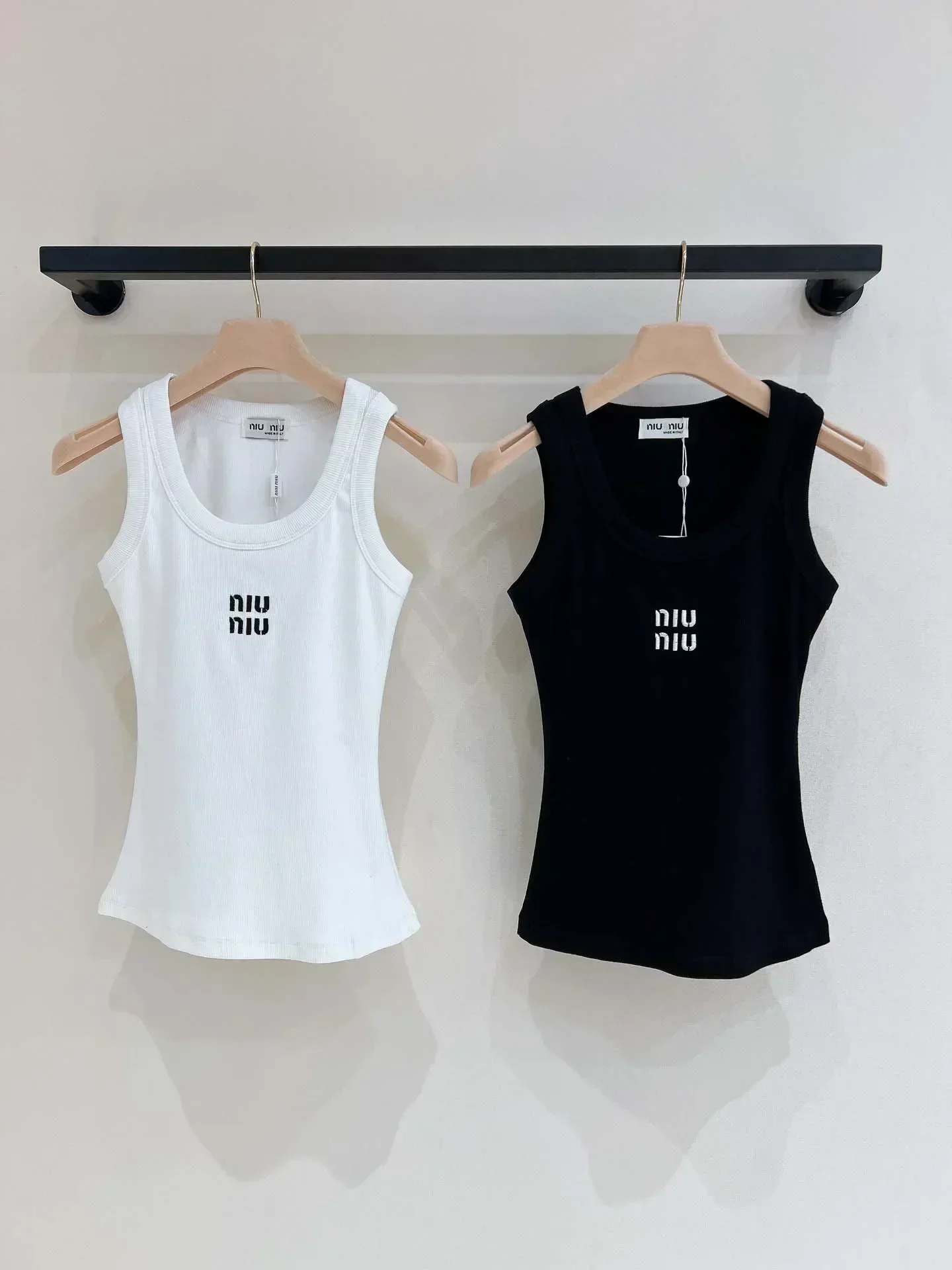 Customized Embroidered Cotton Knitted Sleeveless Vest, Slim and Versatile, Thickened Fabric, Super Elastic Vest, High Quality 
Customized Embroidered Cotton Knitted Sleeveless Vest, Slim and Versatile, Thickened Fabric, Super Elastic Vest, High Quality