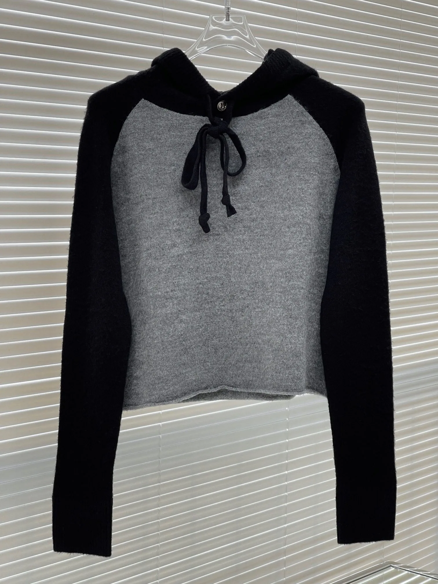 Hoodie Sweater Plunging Sleeve Colorblocking Design Casual Fashion 2024 Summer New hot 1221
Hoodie Sweater Plunging Sleeve Colorblocking Design Casual Fashion 2024 Summer New hot 1221