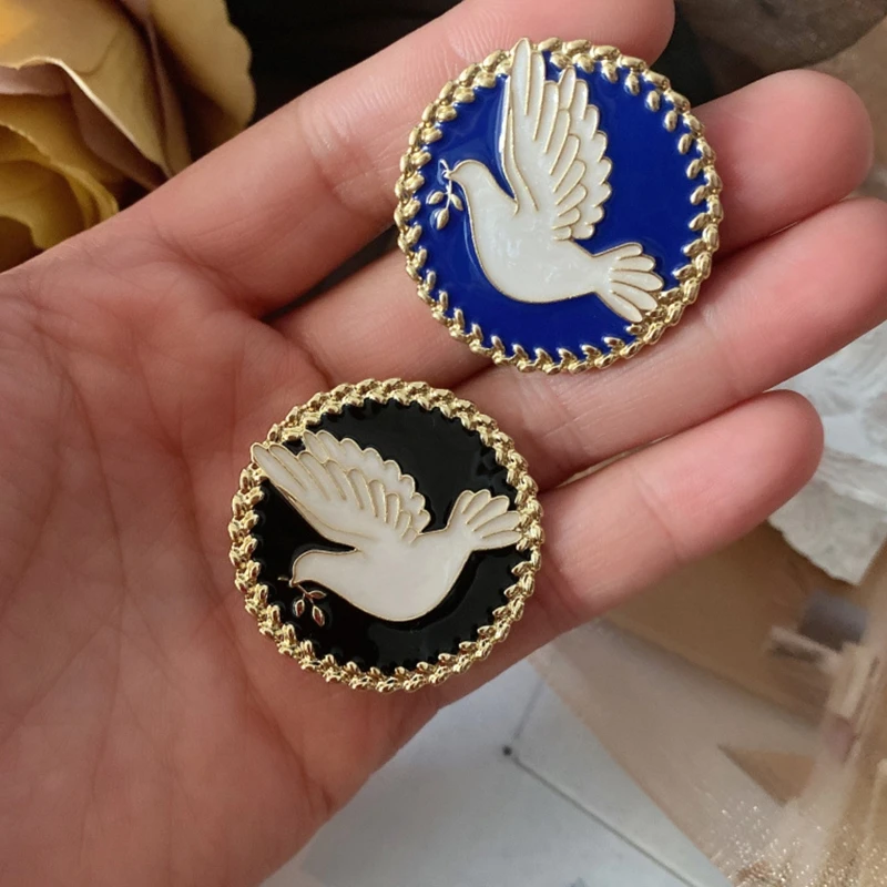 

Women Peace Doves Design Lapel Pin Couples Christmas Alloy Brooches Badges Pins for Graduation Birthday Gift