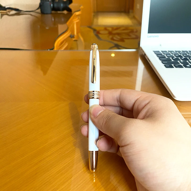 100% Brand New Luxury White Classic Fountain Ballpoint Pen Signature Pen Office School Writing Supplies Office Stationery 94211
100% Brand New Luxury White Classic Fountain Ballpoint Pen Signature Pen Office School Writing Supplies Office Stationery 94211