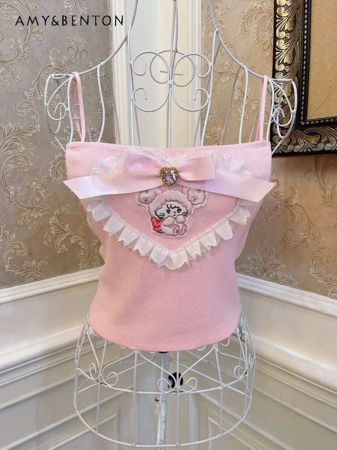 Tank Top for Women Sweet Cute Girl Girls Bow Crop Top Embroidery Sexy Sling Diamond Lace Slim-Fit Lolita Style Sleeveless Top
Tank Top for Women Sweet Cute Girl Girls Bow Crop Top Embroidery Sexy Sling Diamond Lace Slim-Fit Lolita Style Sleeveless Top