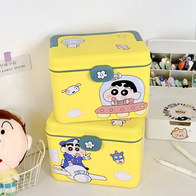 Милый мультяшный карандаш Shin Chan коробка для хранения лекарств аниме Многофункциональная портативная коробка для рабочего стола ювелирные изделия канцелярские принадлежности для девочек
Милый мультяшный карандаш Shin Chan коробка для хранения лекарств аниме Многофункциональная портативная коробка для рабочего стола ювелирные изделия канцелярские принадлежности для девочек