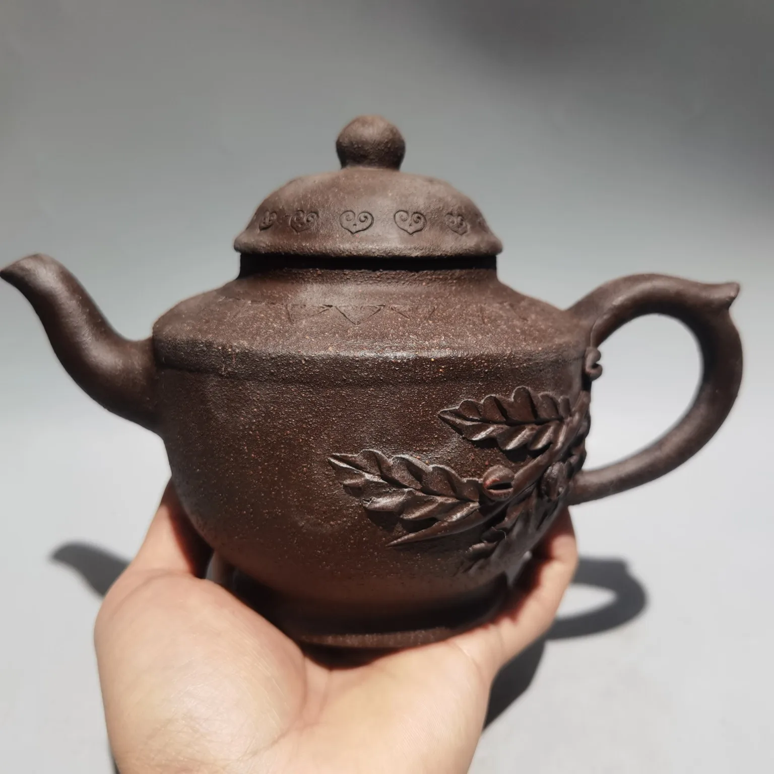 8"Chinese Yixing Purple clay Pot Pottery peach leaves Ruyi Lucky teapot kettle iron sand mud Teapot Pot Tea Maker
8"Chinese Yixing Purple clay Pot Pottery peach leaves Ruyi Lucky teapot kettle iron sand mud Teapot Pot Tea Maker