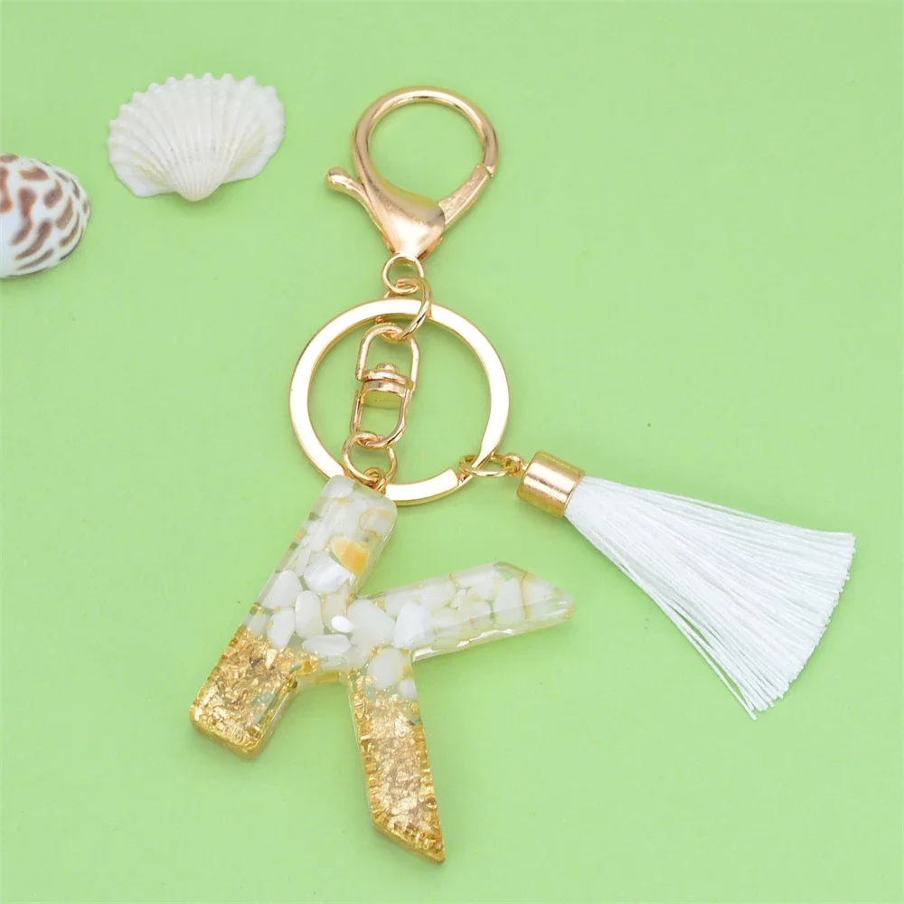 

Популярный золотой блестящий градиентный резиновый брелок для ключей с белой кисточкой модный женский брелок для ключей с алфавитом, украшения с подвесками
