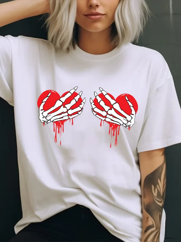 

The Skeleton Holds A Heart in Its Hand Print Lover T-shirt 2024 New Voguish Vintage Romance Casual Valentine's Day Couple Tee