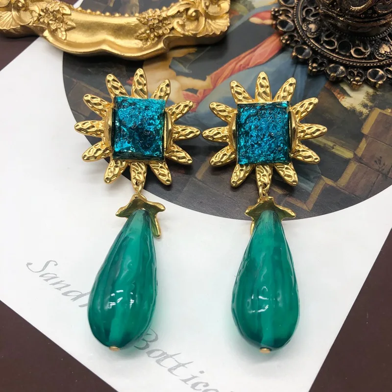 European and American medieval electroplating lava effect lake blue resin glaze earrings
European and American medieval electroplating lava effect lake blue resin glaze earrings