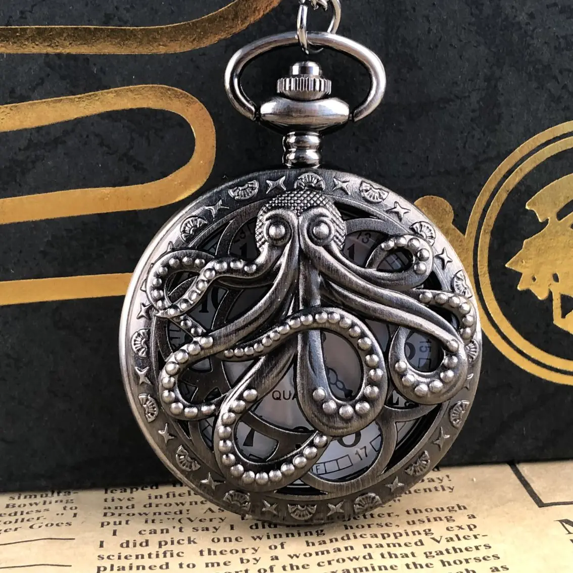 Hollow Octopus Quartz Pocket Watch Arabic Digital Personality Necklace Pendant Clock Men Women Student Gifts Popular Jewelry
Hollow Octopus Quartz Pocket Watch Arabic Digital Personality Necklace Pendant Clock Men Women Student Gifts Popular Jewelry