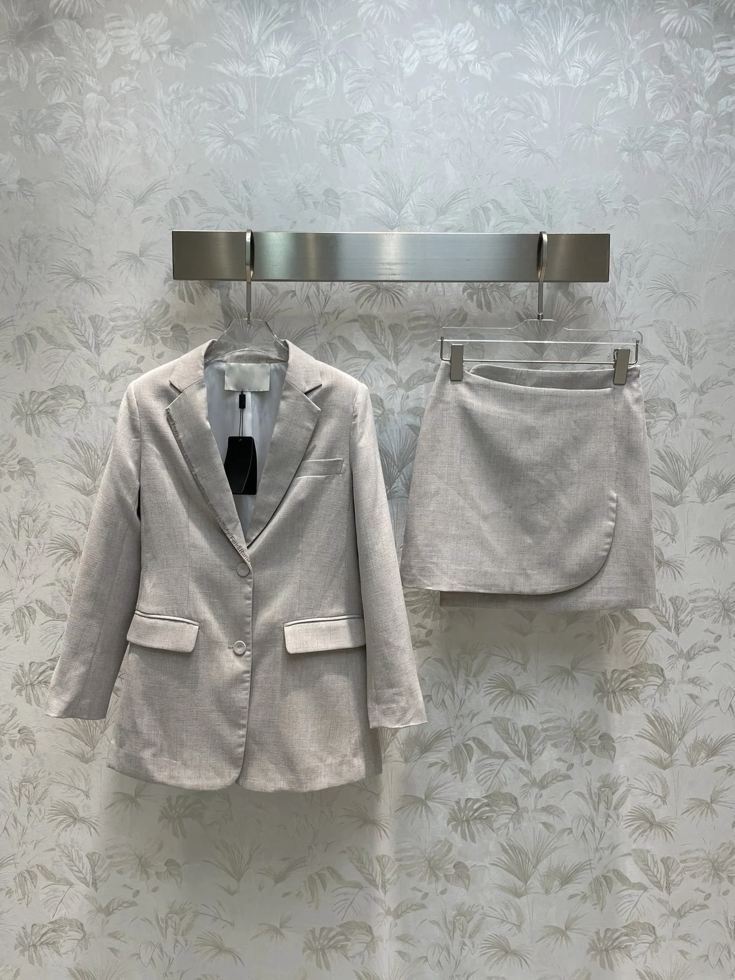 2023 Women's Clothing High quality blazer + A-line skirt suit Autumn Winter New
2023 Women's Clothing High quality blazer + A-line skirt suit Autumn Winter New