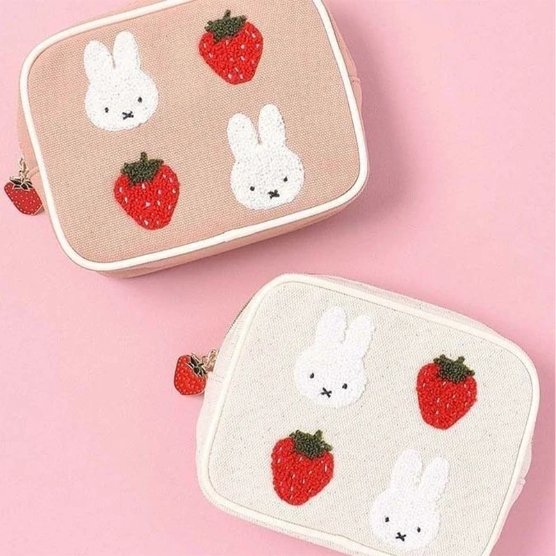 Kawaii Sanrio милая сумочка-косметичка Miffys аксессуары, сумка для хранения гигиенических полотенец, портативные сумки для мытья, кошелек для монет, подарок девушке на день рождения
Kawaii Sanrio милая сумочка-косметичка Miffys аксессуары, сумка для хранения гигиенических полотенец, портативные сумки для мытья, кошелек для монет, подарок девушке на день рождения