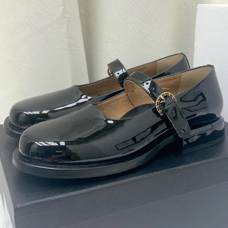 Lovely Women Leisure Shoes Autumn New Patent Leather Upper Buckle Strap Design Casual Shoes Solid Color Round Toe Ladies Loafers
Lovely Women Leisure Shoes Autumn New Patent Leather Upper Buckle Strap Design Casual Shoes Solid Color Round Toe Ladies Loafers