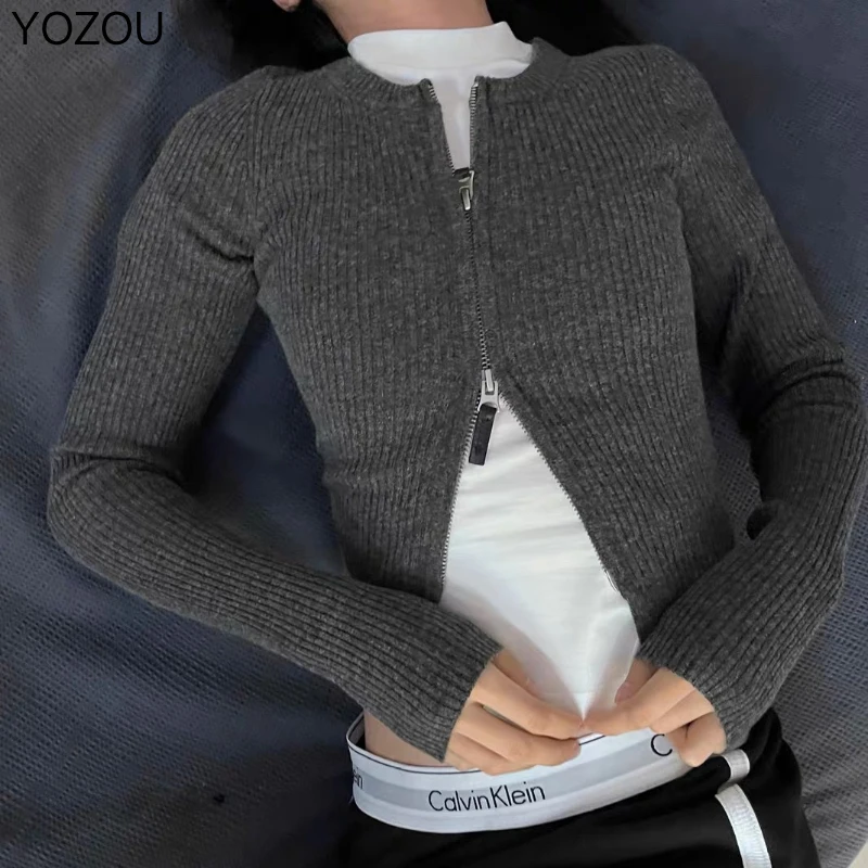 YOZOU осенне-зимняя Шерстяная трикотажная одежда серого и черного цвета облегающие вязаные кардиганы на молнии Y2k свитер женский дизайнерский Корейский простой топ
YOZOU осенне-зимняя Шерстяная трикотажная одежда серого и черного цвета облегающие вязаные кардиганы на молнии Y2k свитер женский дизайнерский Корейский простой топ