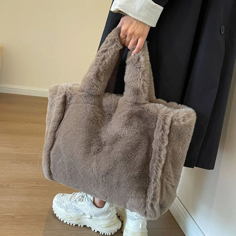 

Плюшевая повседневная женская сумка-тоут, новинка зимы 2023, модная вместительная сумка на одно плечо, мягкая простая текстурная сумка для поездок