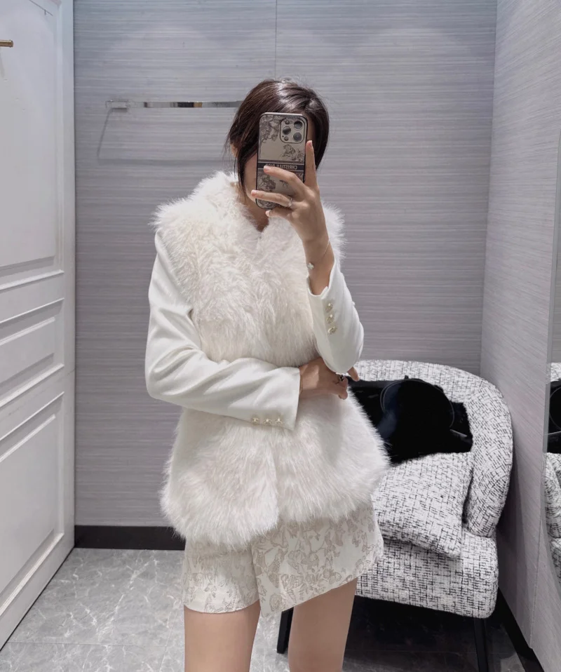 Fashionable and stylish ladies with fur waistband, slim waist, environmentally friendly fur patchwork jacket for women
Fashionable and stylish ladies with fur waistband, slim waist, environmentally friendly fur patchwork jacket for women