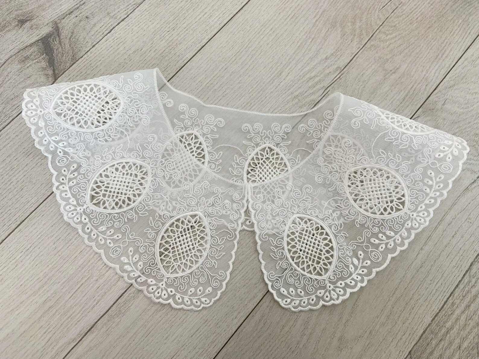 Off White Embroidered Lace Collar Patch, Vintage-style Flowers Fake Collar Applique
Off White Embroidered Lace Collar Patch, Vintage-style Flowers Fake Collar Applique
