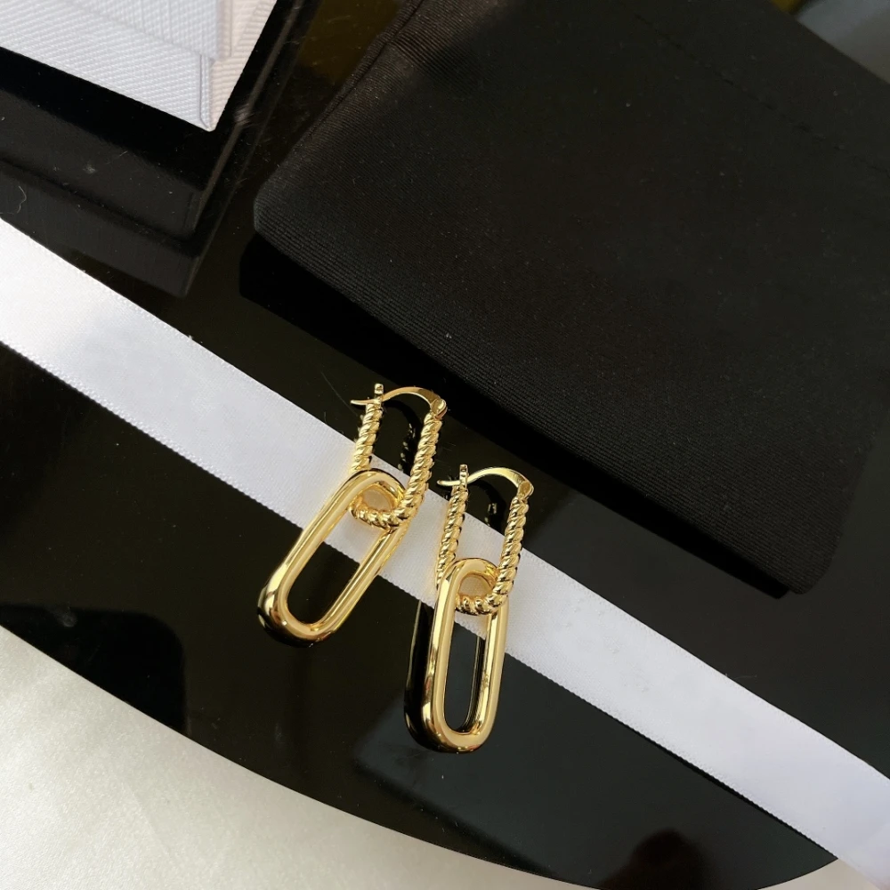2023 New Trend High Quality Gold Pin Design Earrings For Women Party Simple Fashionable Cool European Famous Luxury Jewelry.
2023 New Trend High Quality Gold Pin Design Earrings For Women Party Simple Fashionable Cool European Famous Luxury Jewelry.
