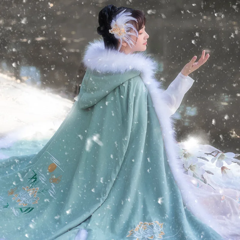 Chinese Hanfu Women Cape Winter New Embroidery Cloak Fleece-lined Warm Long Overcoat Hooded Ancient Traditional Cosplay Costume
Chinese Hanfu Women Cape Winter New Embroidery Cloak Fleece-lined Warm Long Overcoat Hooded Ancient Traditional Cosplay Costume
