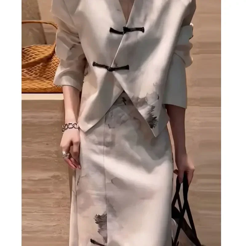 Комплект Qipao с юбкой, женская одежда, осенне-весенний Улучшенный Чонсам в китайском традиционном стиле, костюм из двух предметов с принтом
Комплект Qipao с юбкой, женская одежда, осенне-весенний Улучшенный Чонсам в китайском традиционном стиле, костюм из двух предметов с принтом