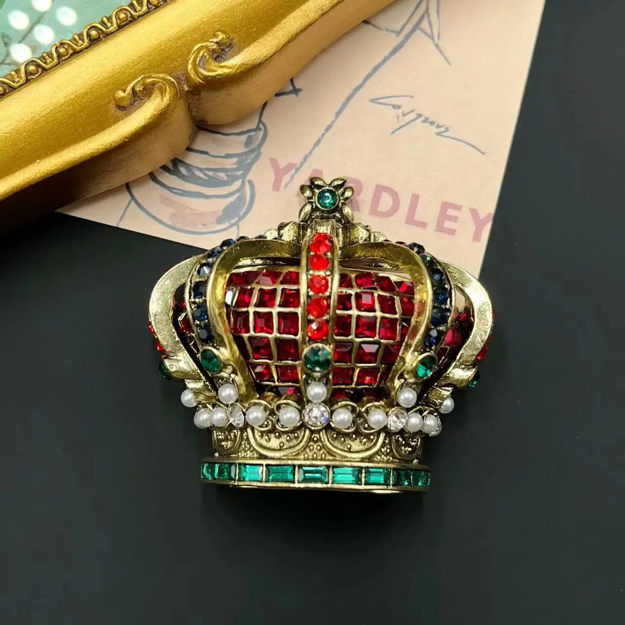 Qingdao Zhonggu Ornament Vintage Diamond Inlaid Crown Retro Art Heavy Industry European and American Pearls Brooch Queen
Qingdao Zhonggu Ornament Vintage Diamond Inlaid Crown Retro Art Heavy Industry European and American Pearls Brooch Queen