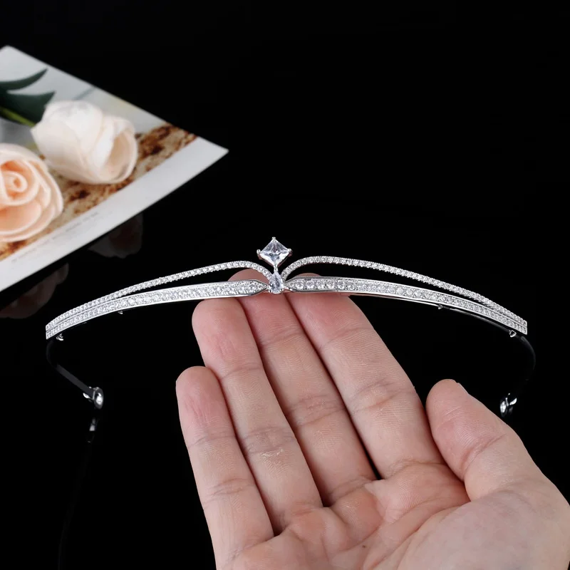 Korean Simple Princess Birthday Crown Gift Bridal Wedding Zircon Crown Wedding Headdress Evening Party Dress Hair Accessories
Korean Simple Princess Birthday Crown Gift Bridal Wedding Zircon Crown Wedding Headdress Evening Party Dress Hair Accessories