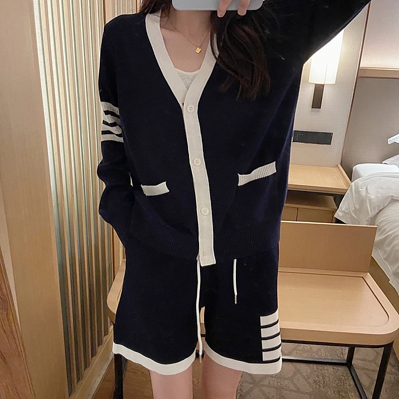 TB Puppy Cardigan Women THOHM Preppy Style Four Bar V Neck Cartoon Age-reducing Stripes Contrast Long-sleeved Knit Coat
TB Puppy Cardigan Women THOHM Preppy Style Four Bar V Neck Cartoon Age-reducing Stripes Contrast Long-sleeved Knit Coat