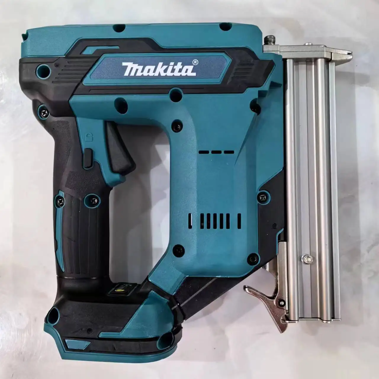 Makita Новинка DFN350Z беспроводной оригинальный перезаряжаемый гвоздезабиватель 18 В литиевая батарея деревообрабатывающее украшение
Makita Новинка DFN350Z беспроводной оригинальный перезаряжаемый гвоздезабиватель 18 В литиевая батарея деревообрабатывающее украшение