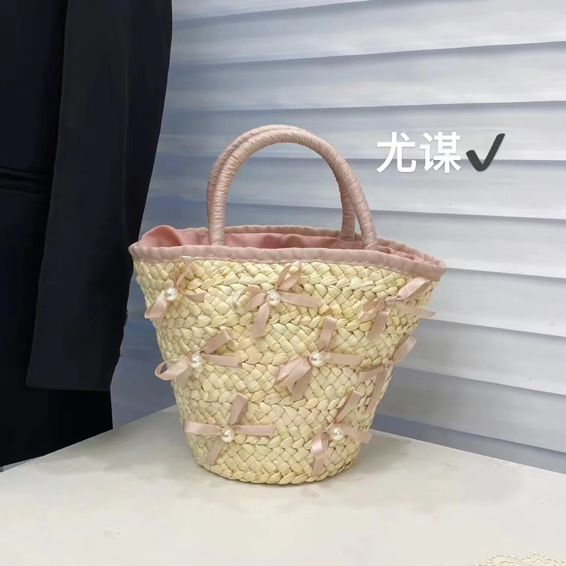 

2024New Niche Designer Luxury Retro Beach Vacation Woven Bag Exquisite And Versatile Bucket Bag High-end Casual Simple Straw Bag