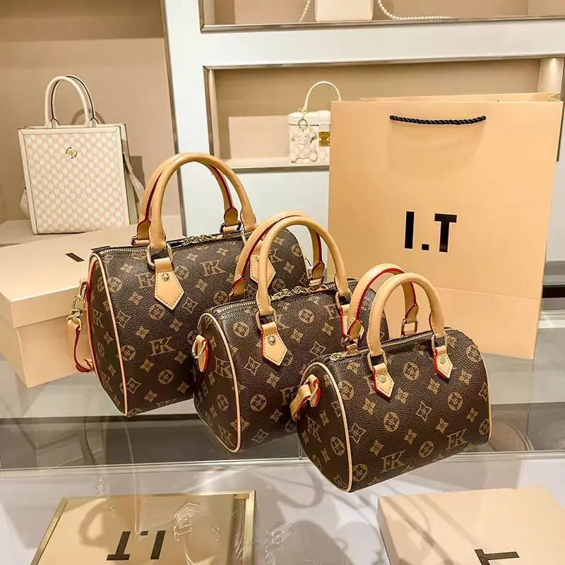 2024 Hong Kong authentic leather pillow bag fashion all-match Boston women's bag senior hand bill shoulder crossbody bag
2024 Hong Kong authentic leather pillow bag fashion all-match Boston women's bag senior hand bill shoulder crossbody bag