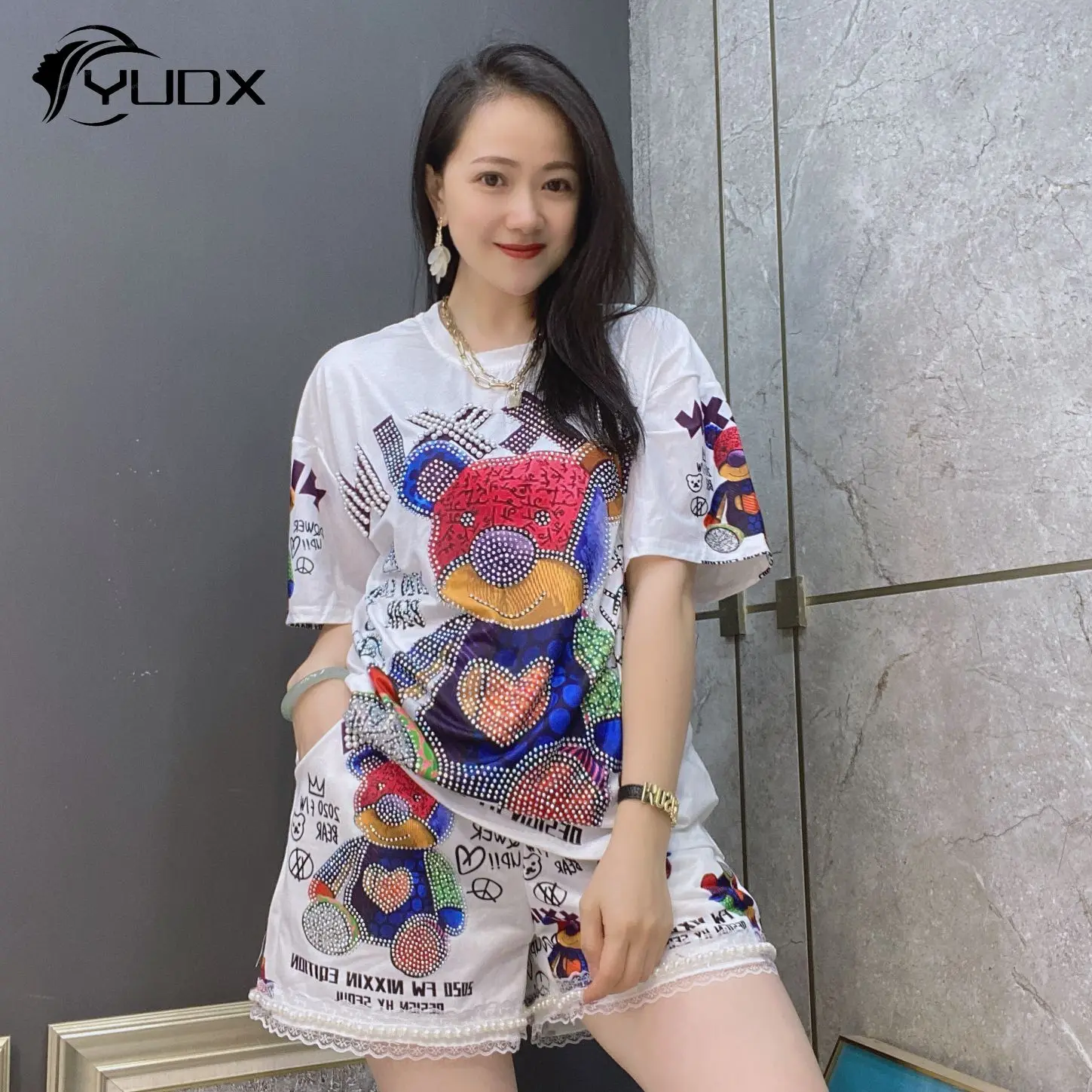 YUDX 2024 New Summer Two-piece Set Cartoon Print Hot Drilling Short Sleeve T-shirt Top + Beads Loose Wide Leg Shorts Women Suits
YUDX 2024 New Summer Two-piece Set Cartoon Print Hot Drilling Short Sleeve T-shirt Top + Beads Loose Wide Leg Shorts Women Suits