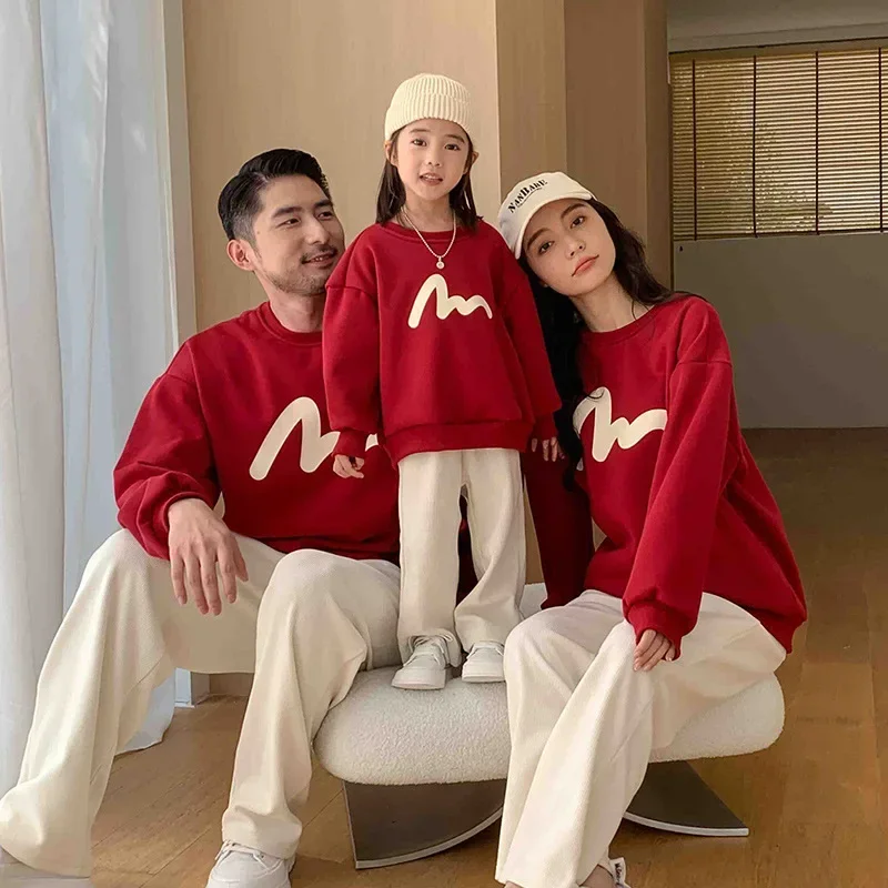 

Father Mother and Children Matching Clothes Family Sweatshirt Winter Mom Boy Girl Warm Tops Dad Daughter Son Christmas Clothing