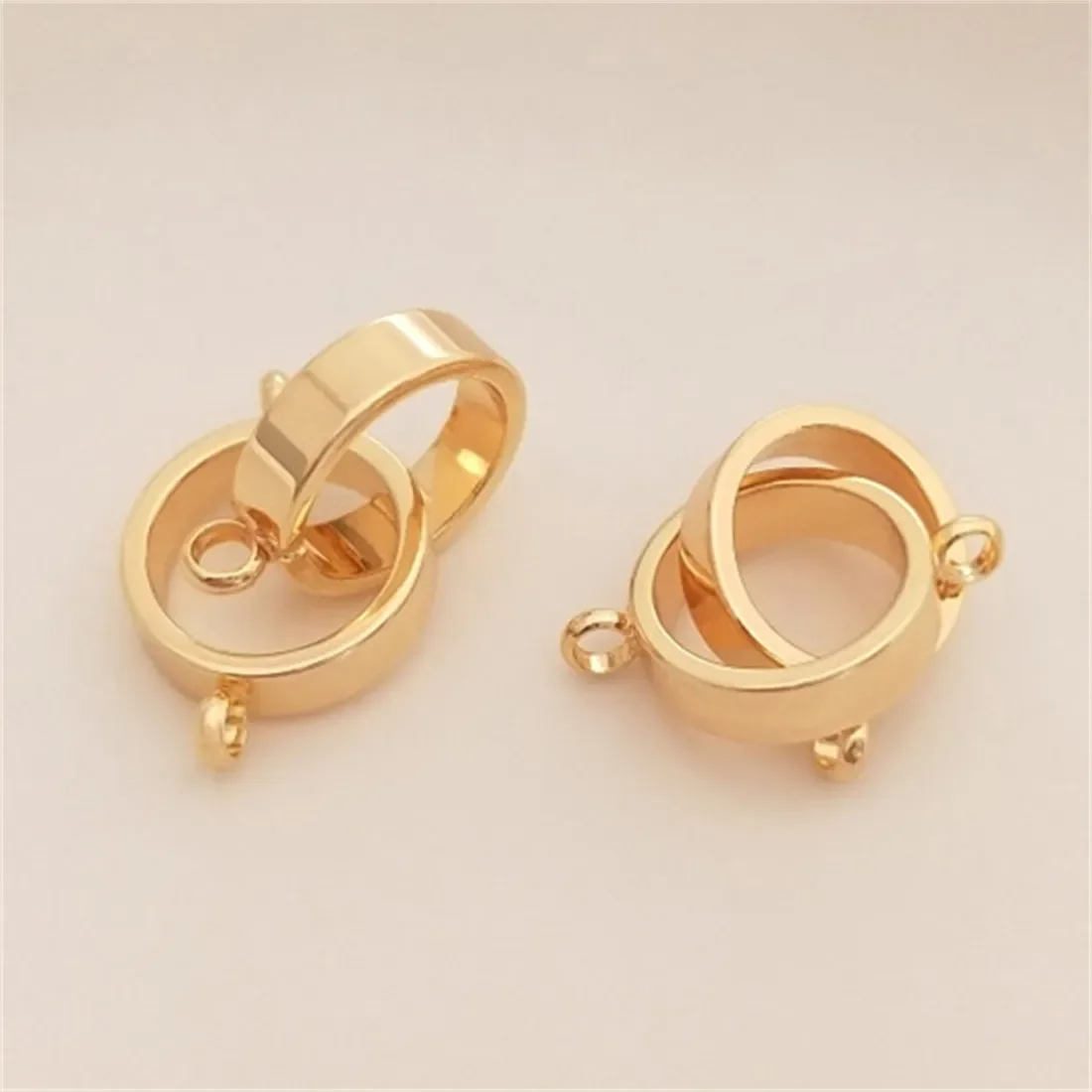 14K Gold Wrapped Double Ring Universal Buckle with Hanging Ring Pearl Necklace Connecting Buckle DIY Chain Jewelry Accessories
14K Gold Wrapped Double Ring Universal Buckle with Hanging Ring Pearl Necklace Connecting Buckle DIY Chain Jewelry Accessories
