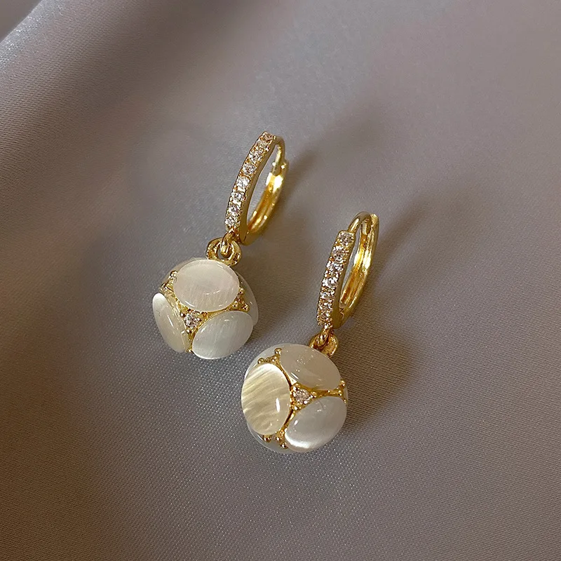 Fashion Light Luxury Cat Eyes And Ear Buckle Advanced Temperament Network Red Embroidered Ball Ladies Earrings Personal Earrings
Fashion Light Luxury Cat Eyes And Ear Buckle Advanced Temperament Network Red Embroidered Ball Ladies Earrings Personal Earrings