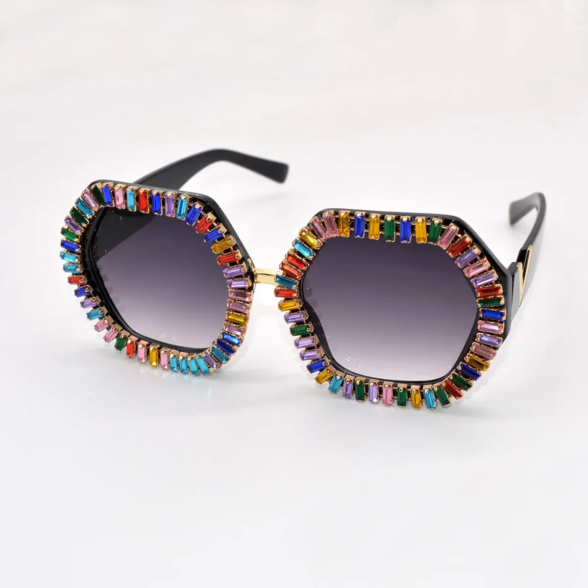 Очки солнцезащитные женские с цветными бриллиантами, в стиле ретро
Очки солнцезащитные женские с цветными бриллиантами, в стиле ретро